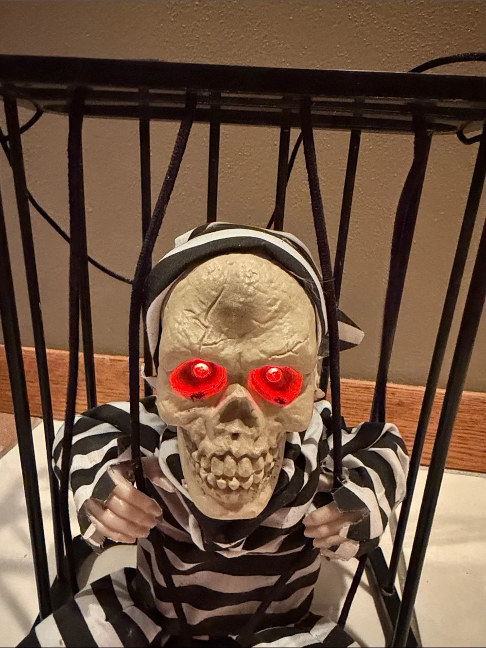 Vtg Halloween Scary Motion Sensor Hanging Skeleton Prisoner Caged Jail